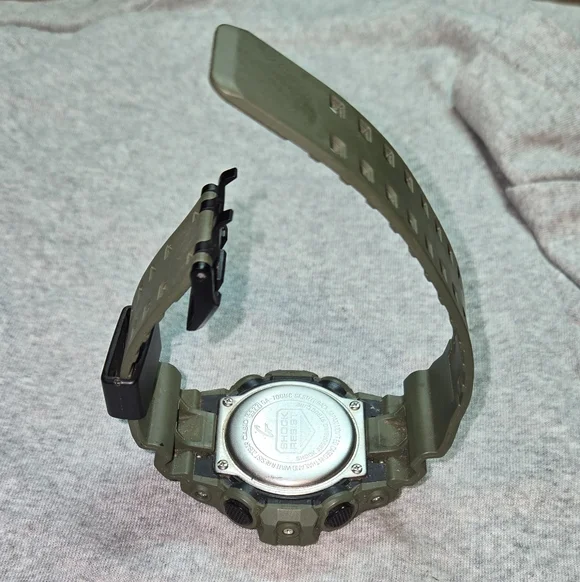 Casio G-Shock 700UC Olive Green - Picture 7 of 9
